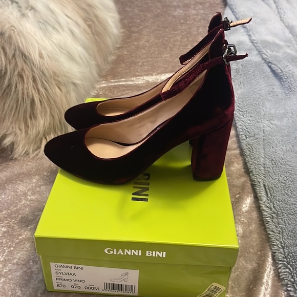 Gianni Bini velvet heels with ankle strap. - Picture 3 of 5